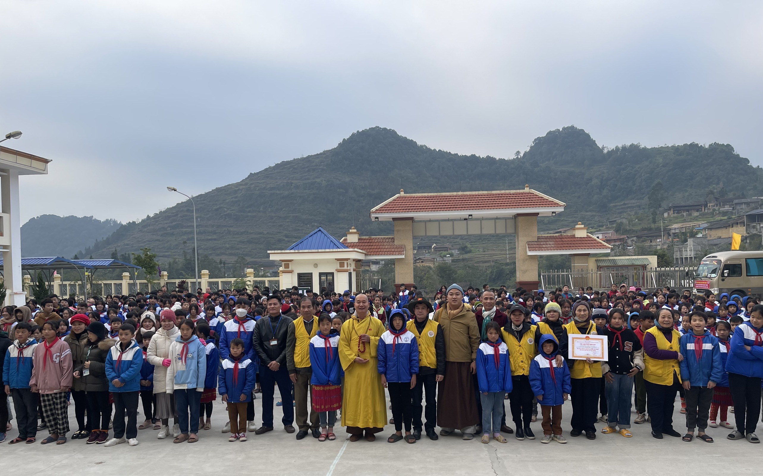 Hà Giang: Ban TTXH TƯ (Hà Nội) trao tặng 500 phần quà cho các em học sinh có hoàn cảnh khó khăn tại huyện Đồng Văn