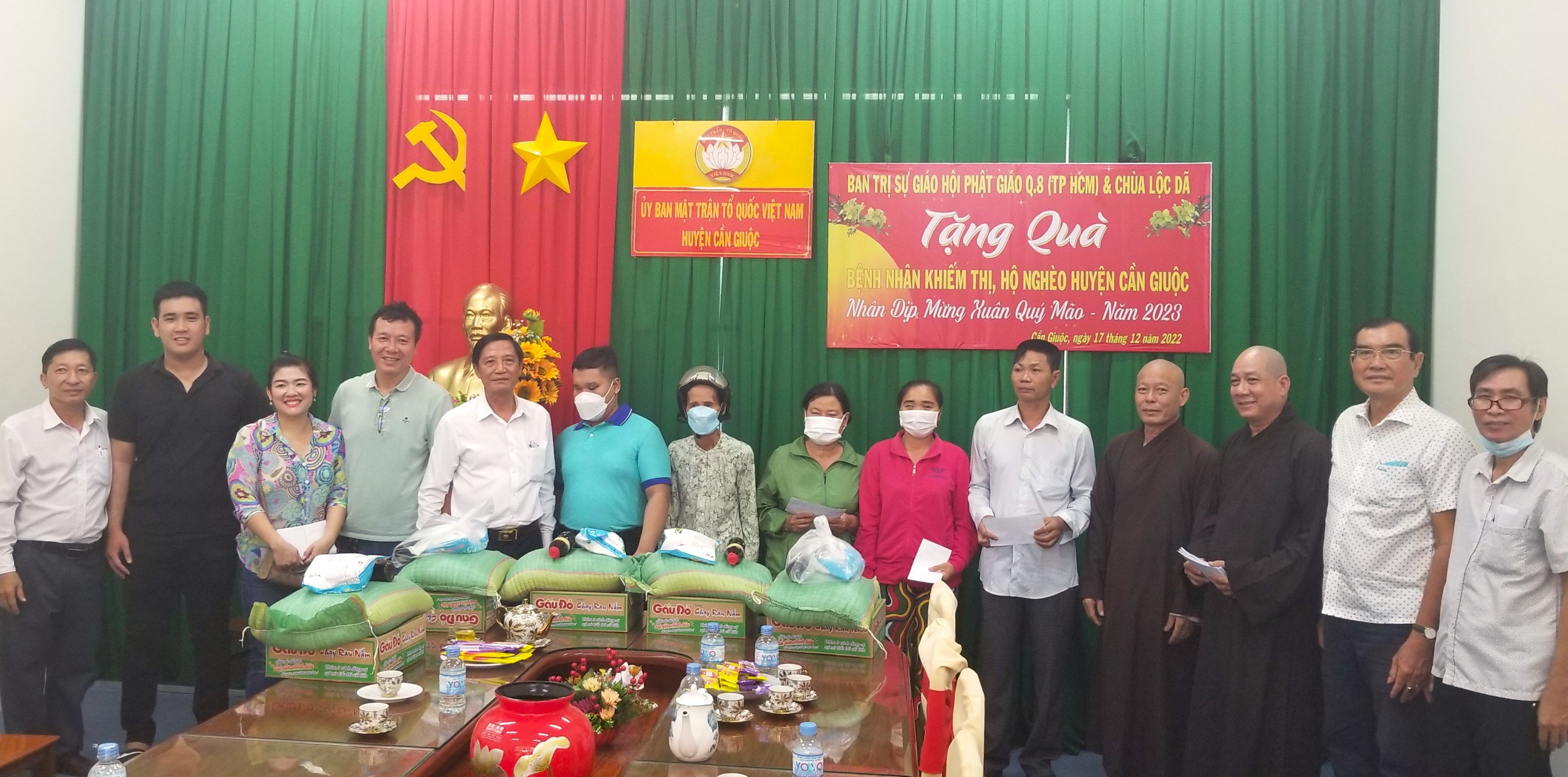 Long An: Chùa Lộc Dã trao quà năm mới cho người khiếm thị