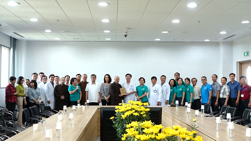 TP.HCM: Ban Từ thiện Xã hội Phật giáo Thành phố phát quà Tết cho bà con tại Bệnh viện Ung Bướu Cơ sở 2