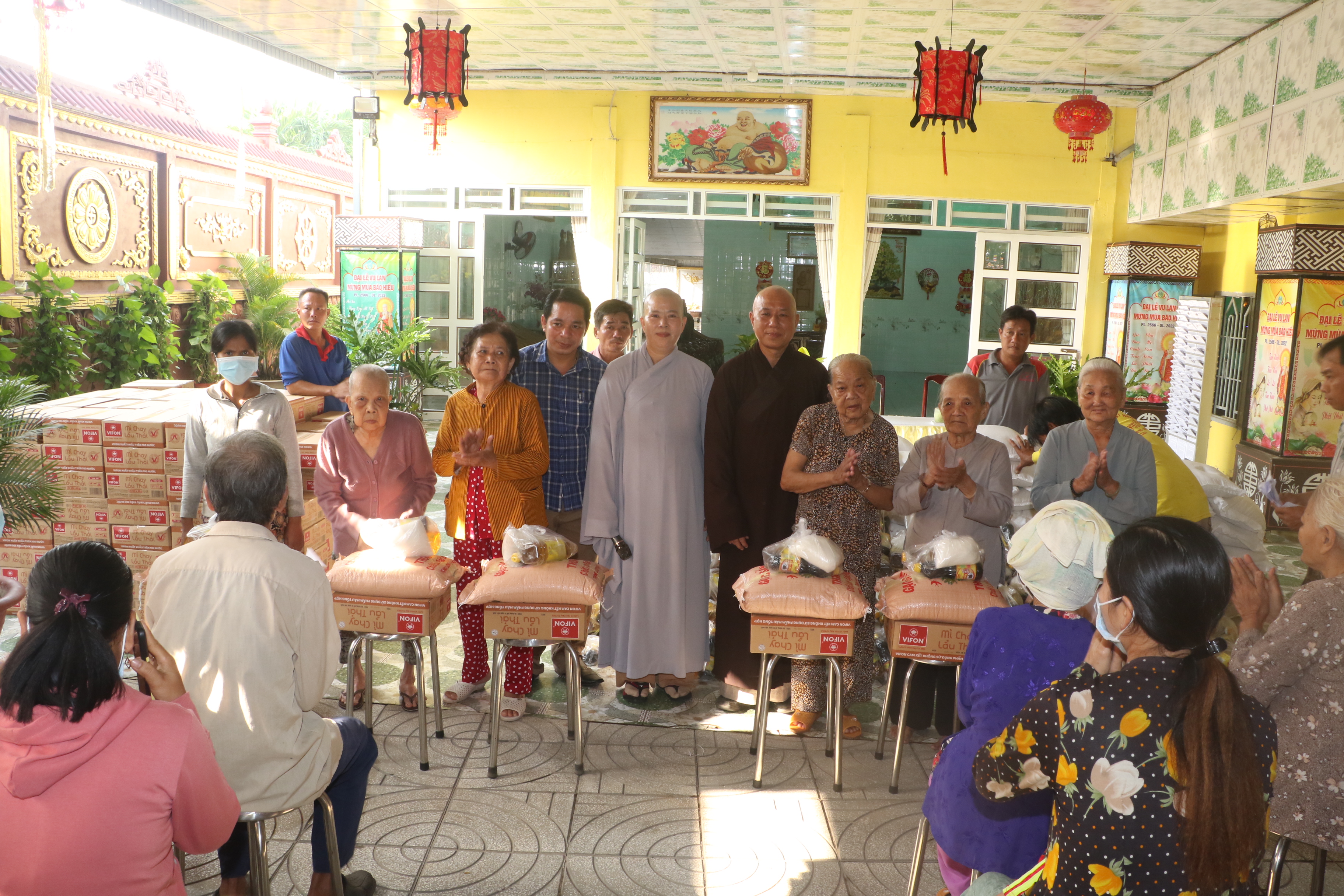 Đồng Tháp: Chùa Vạn Phước (TP. Sa Đéc) phát quà từ thiện nhân dịp xuân Quý Mão 2023