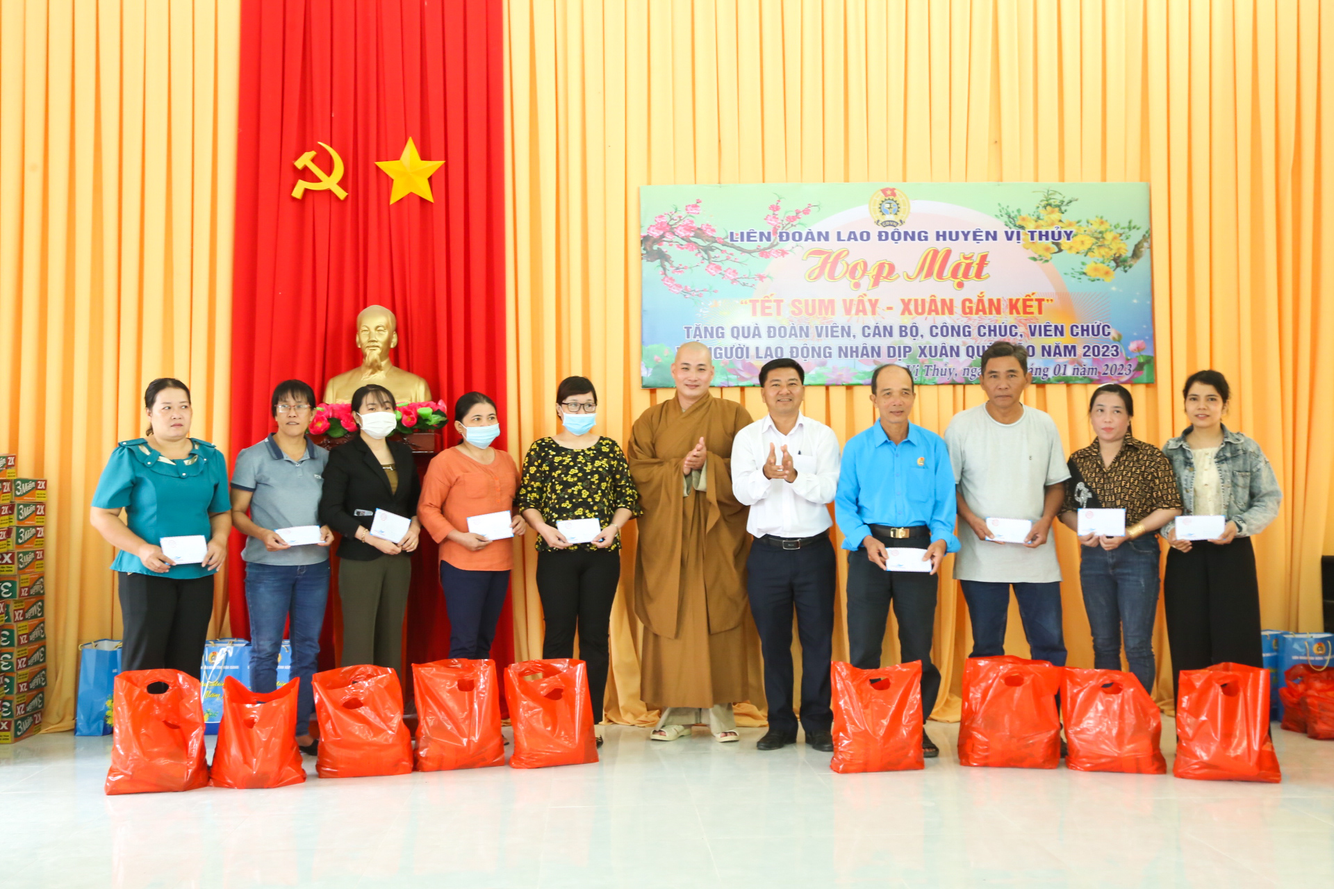 Hậu Giang: Chùa Ngọc Thiên tặng 100 phần quà Tết tại huyện Vị Thủy 