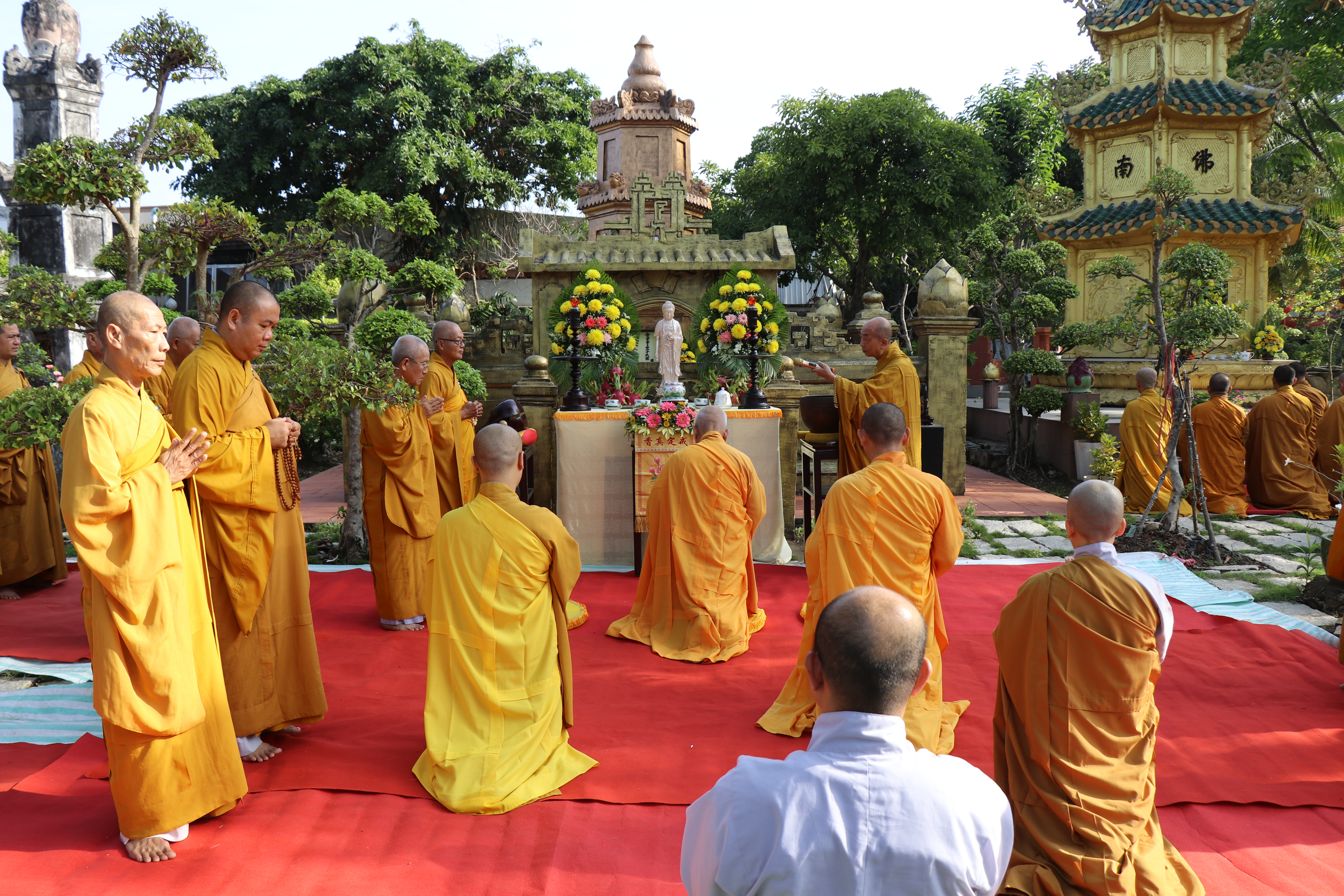 Bến Tre: Lễ nhiễu tháp chư vị Hòa thượng Tổ sư tại chùa Hội Tôn