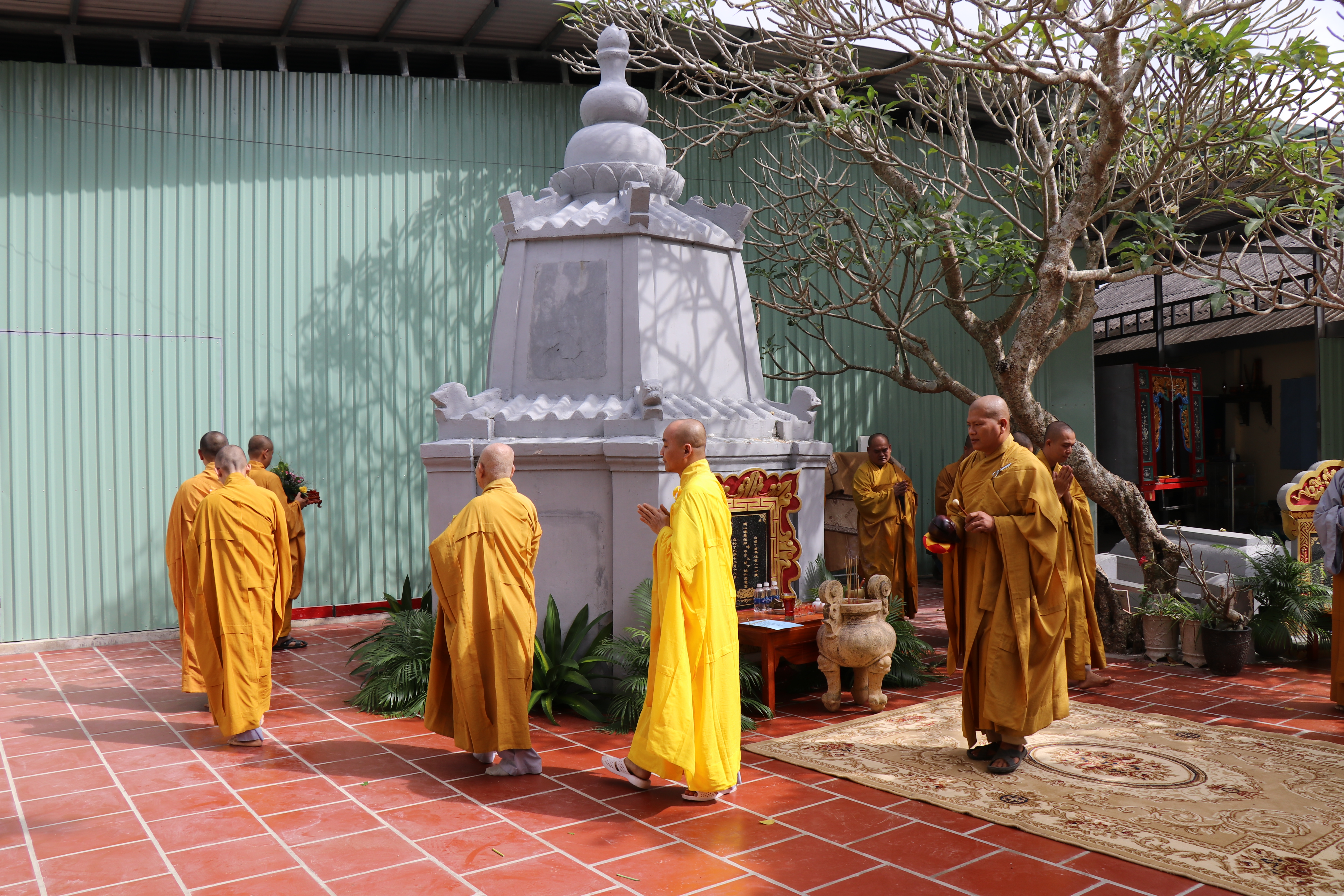 Bến Tre: Lễ nhiễu tháp và hiệp kỵ chư tôn thiền đức hữu công tại chùa Hiếu Huệ