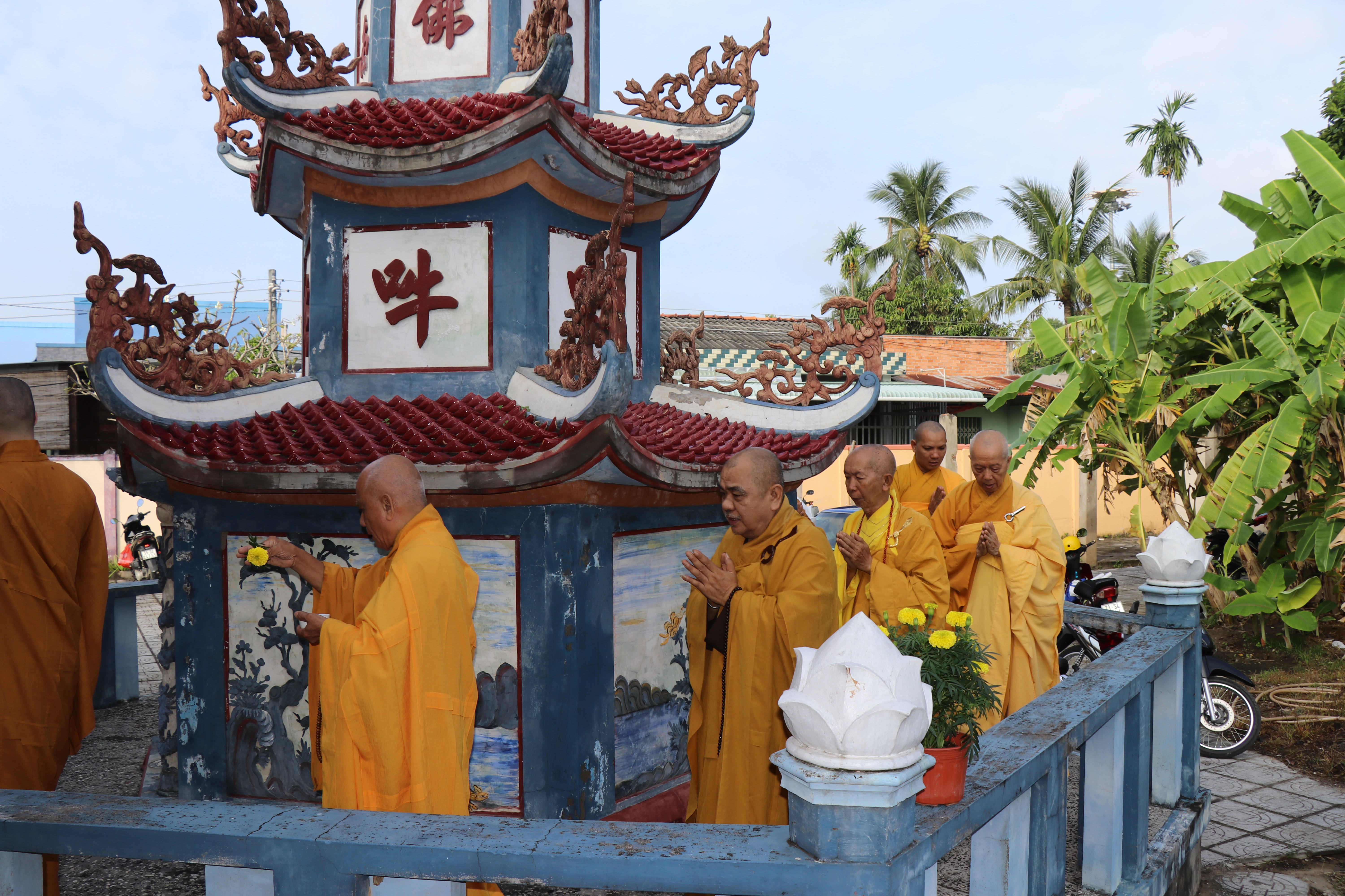 Bến Tre: Lễ nhiễu tháp chư tôn thiền đức hữu công tại chùa Huệ Khánh