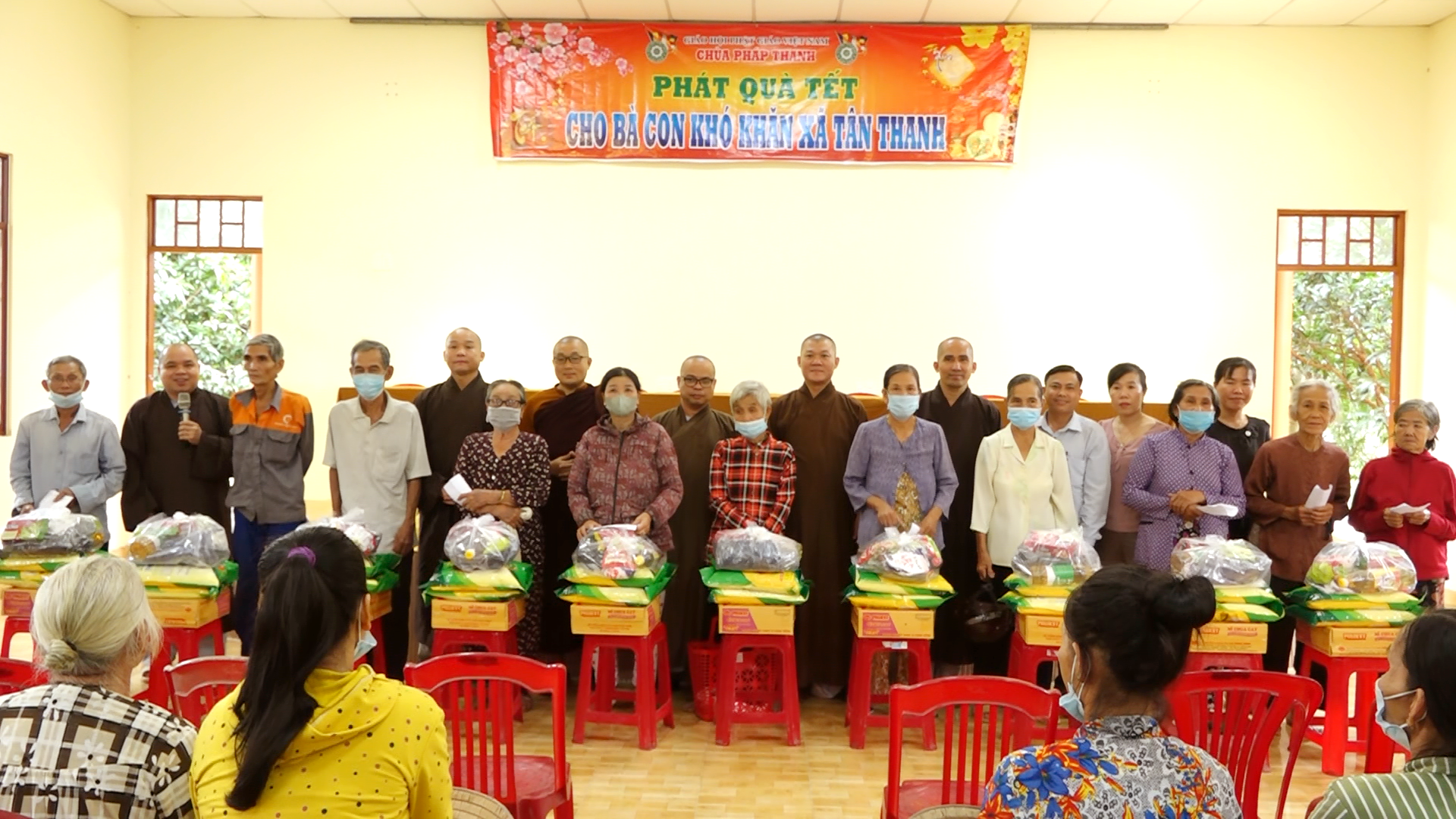Bến Tre: Chư Tăng chùa Hưng Phước phát quà Tết cho bà con tại xã Tân Thanh