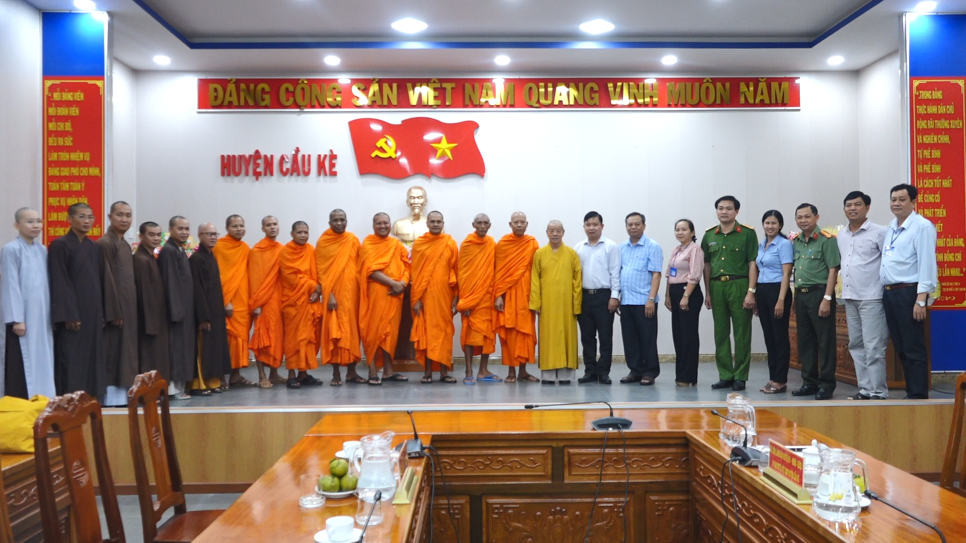 Trà Vinh: BTS Phật giáo huyện Cầu Kè thăm và chúc tết các cơ quan, ban ngành huyện