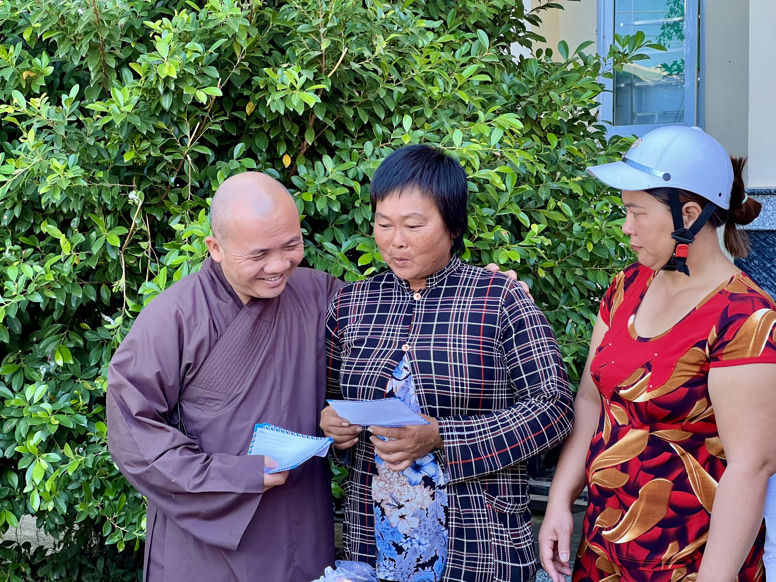 An Giang: Ban TTXH Phật giáo huyện Bình Chánh (TP.HCM) trao tặng 1.000 phần quà Tết cho người nghèo ở khu vực biên giới huyện An Phú