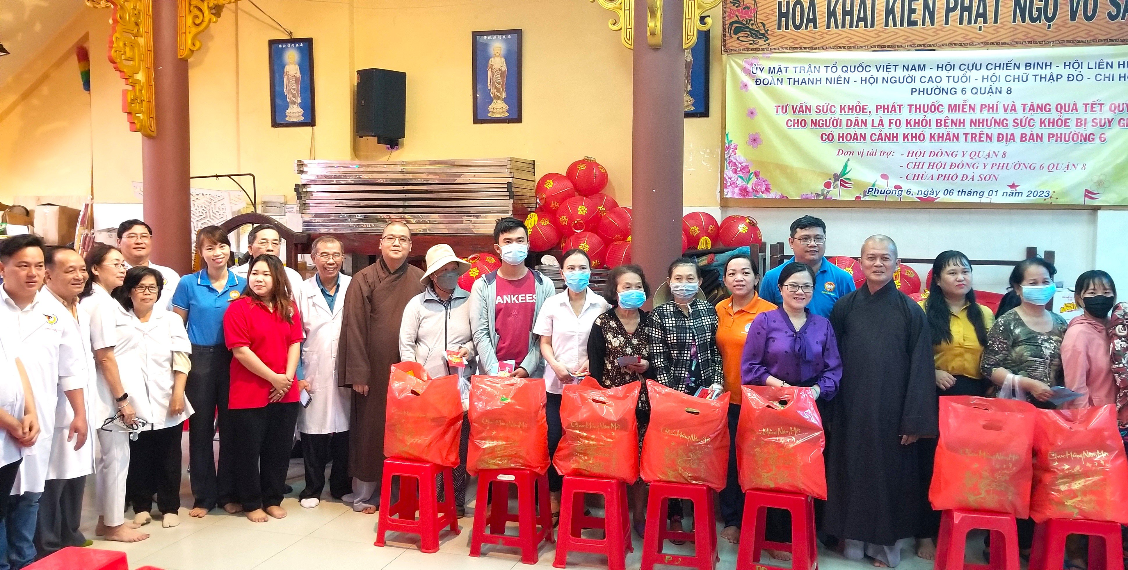 TP.HCM: Chùa Phổ Đà Sơn (quận 8) phát thuốc, trao quà Tết cho người nghèo