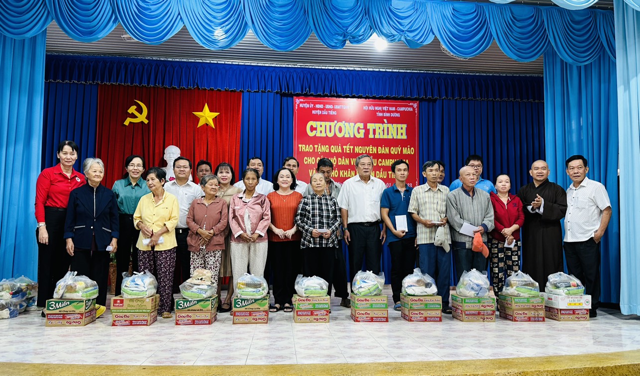 Bình Dương: Tặng quà Tết đến các hộ dân Việt kiều Campuchia và các hộ khó khăn tại huyện Dầu Tiếng