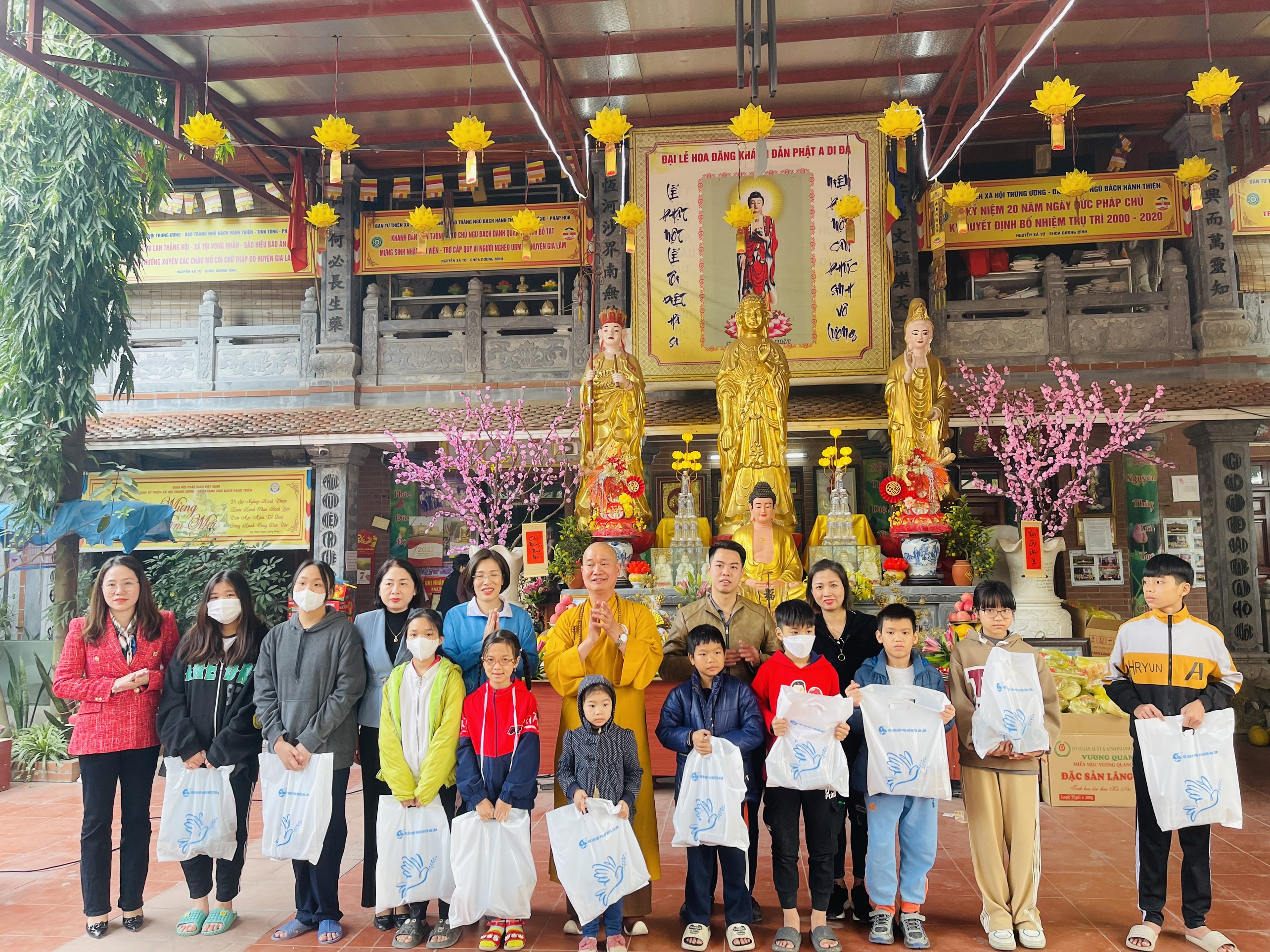 Hà Nội: Ban từ thiện Trung ương trao tặng quà Tết cho trẻ em mồ côi tại huyện Gia Lâm