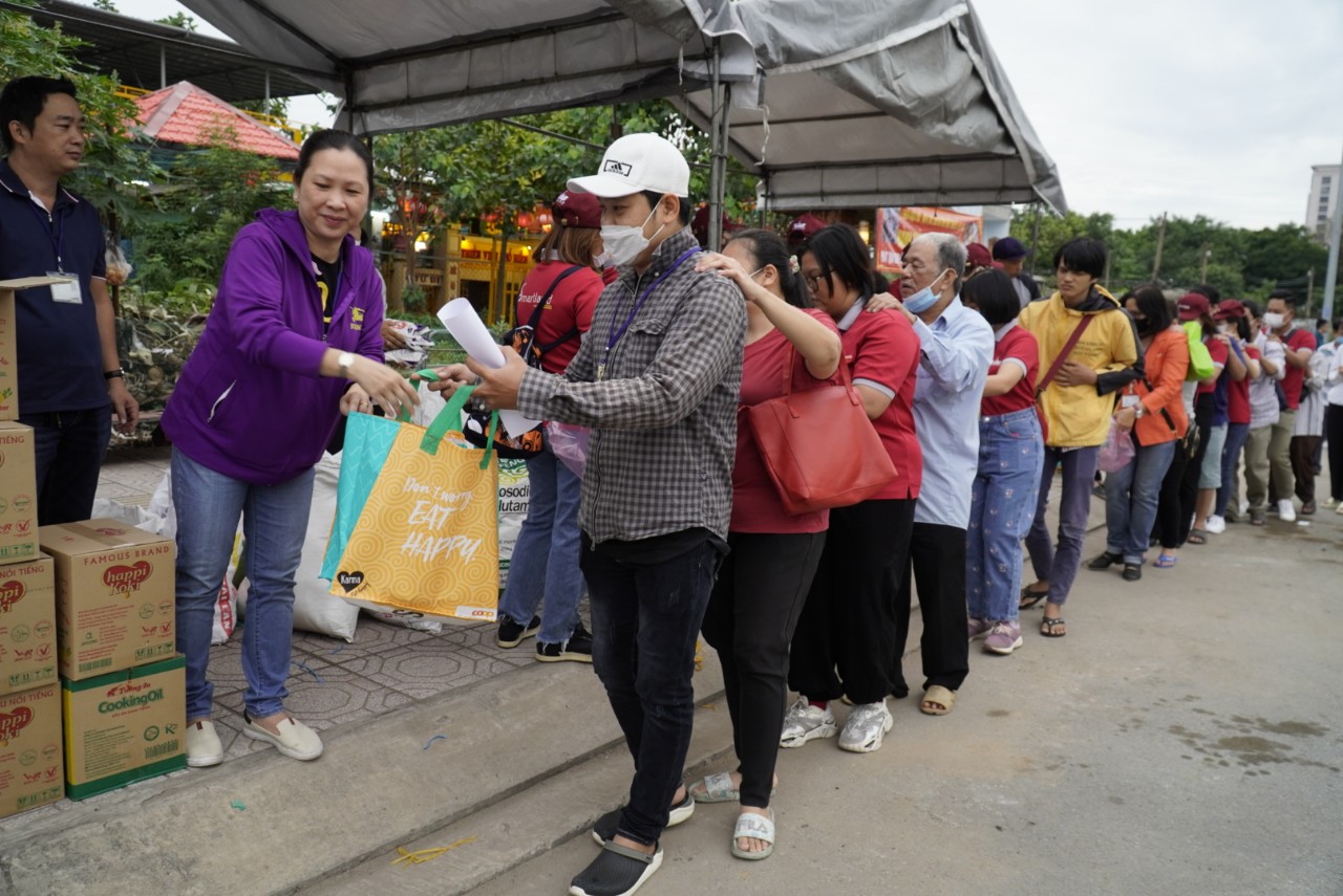 TP.HCM: Thiền viện Phổ Hiền trao 1.000 phần quà Tết cho người khiếm thị đón Xuân Quý Mão 2023