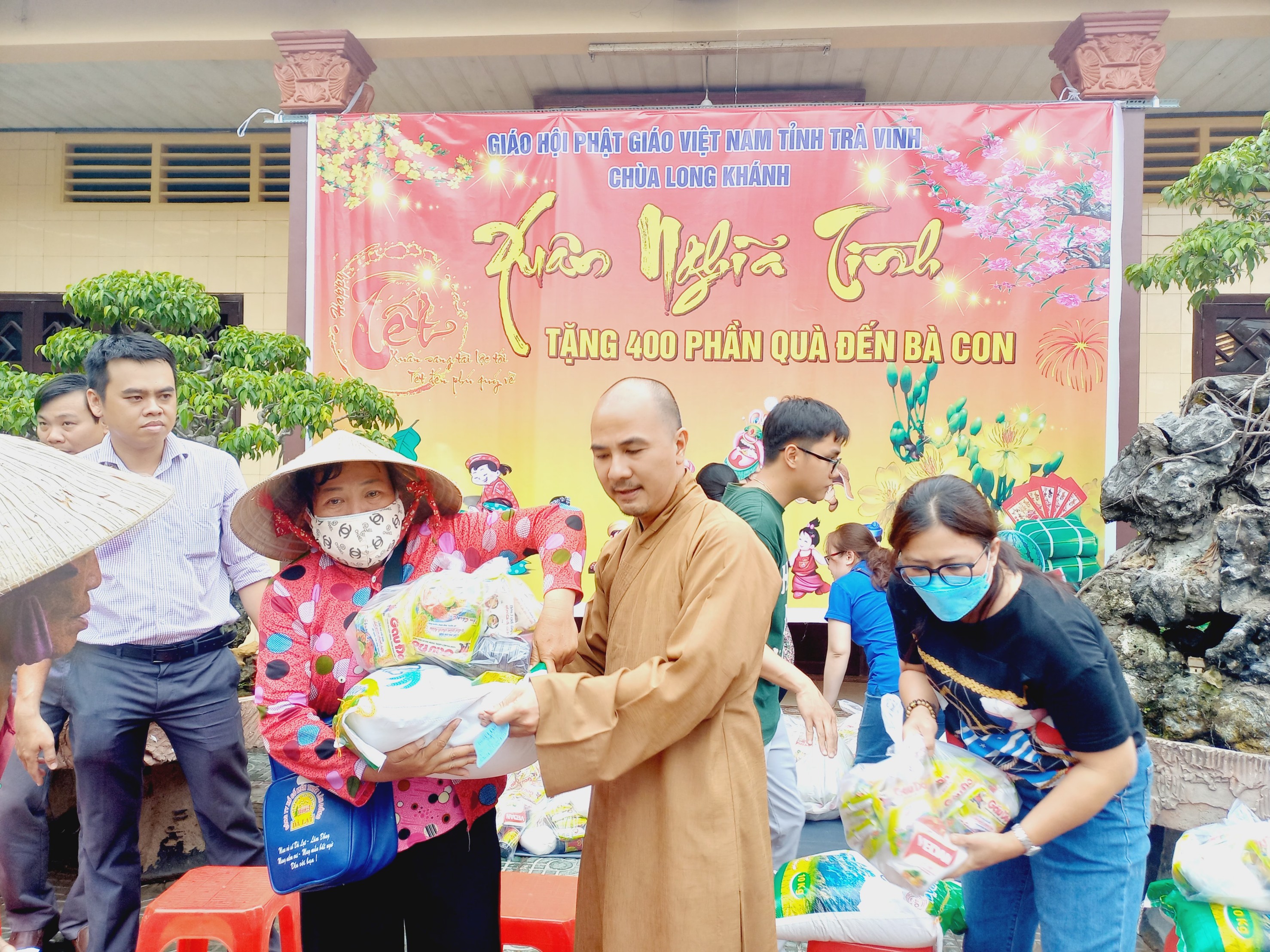 Trà Vinh: Chùa Long Khánh trao tặng 400 phần quà xuân cho bà con có hoàn cảnh khó khăn