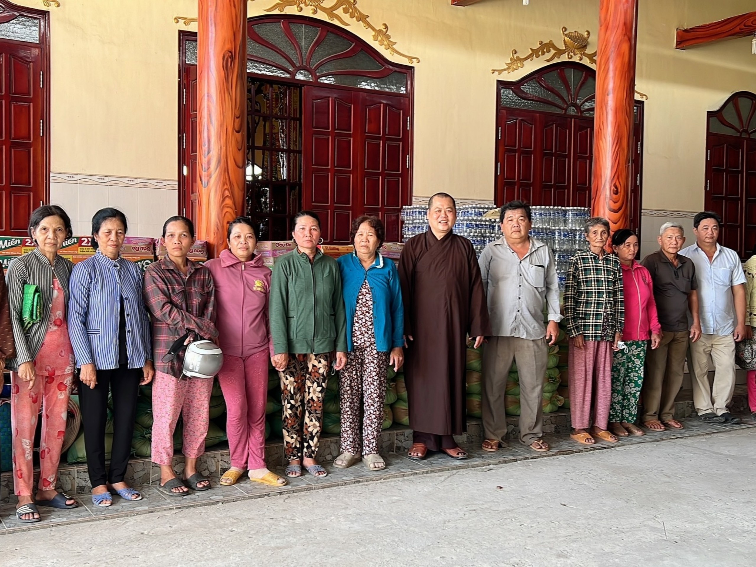 Bến Tre: Chùa Linh Sơn trao 100 phần quà Tết cho bà con dịp tết Quý Mão