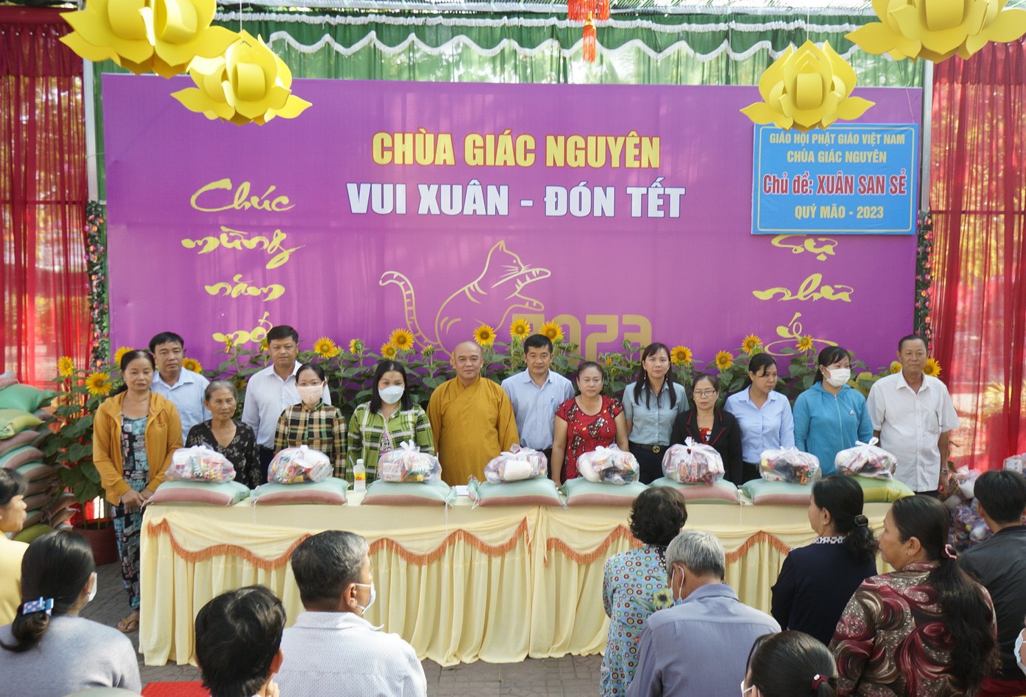 Cần Thơ: Chùa Giác Nguyên trao quà cho bà con nhân dịp xuân Quý Mão