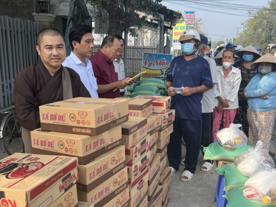 Bến Tre: chùa Linh Phước và Ban Từ thiện Xã hội Phật giáo huyện Châu Thành phối hợp với MTTQVN huyện Châu Thành phát 600 phần quà cho dịp Tết Quý Mão