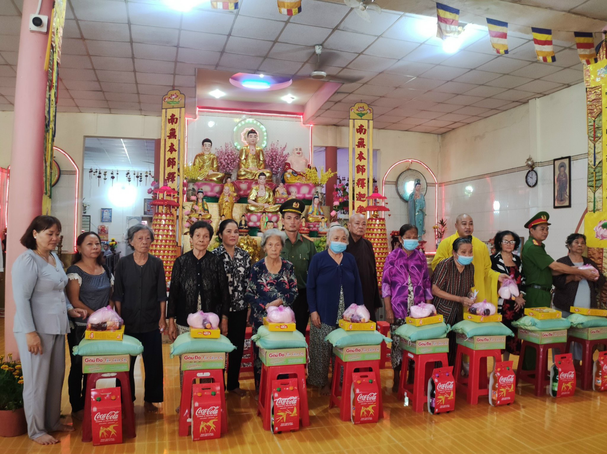 Tiền Giang: Chùa Phước Vân trao tặng quà Tết cho người nghèo tại địa phương