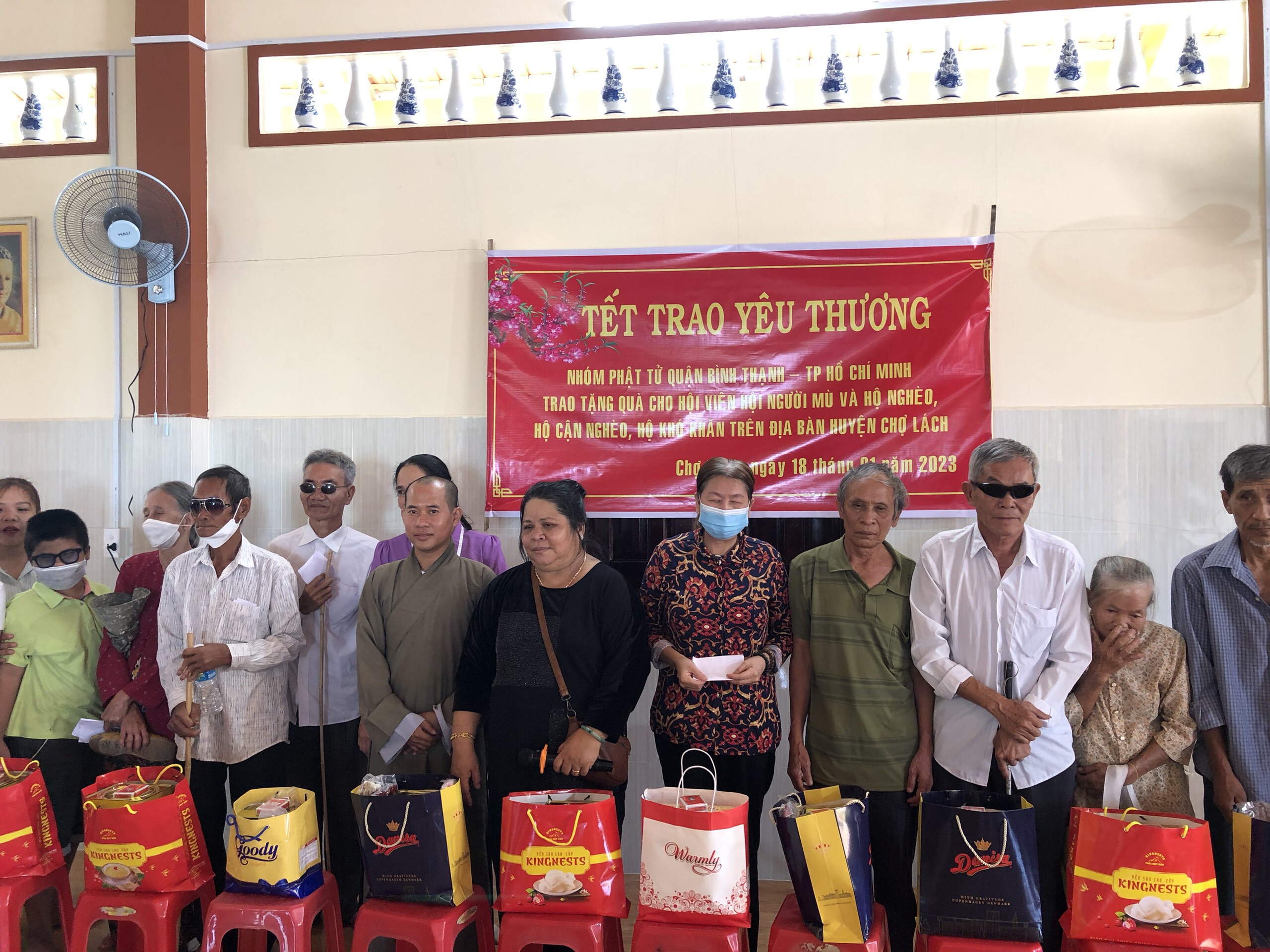 Bến Tre: Chùa Vạn Đức Phát 100 phần quà cho hội người mù và người nghèo địa bàn huyện Chợ Lách