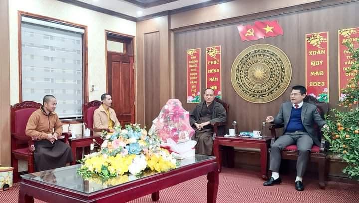 Nghệ An: Phật giáo thị xã Hoàng Mai thăm chúc tết lãnh đạo cơ quan ban ngành thị xã