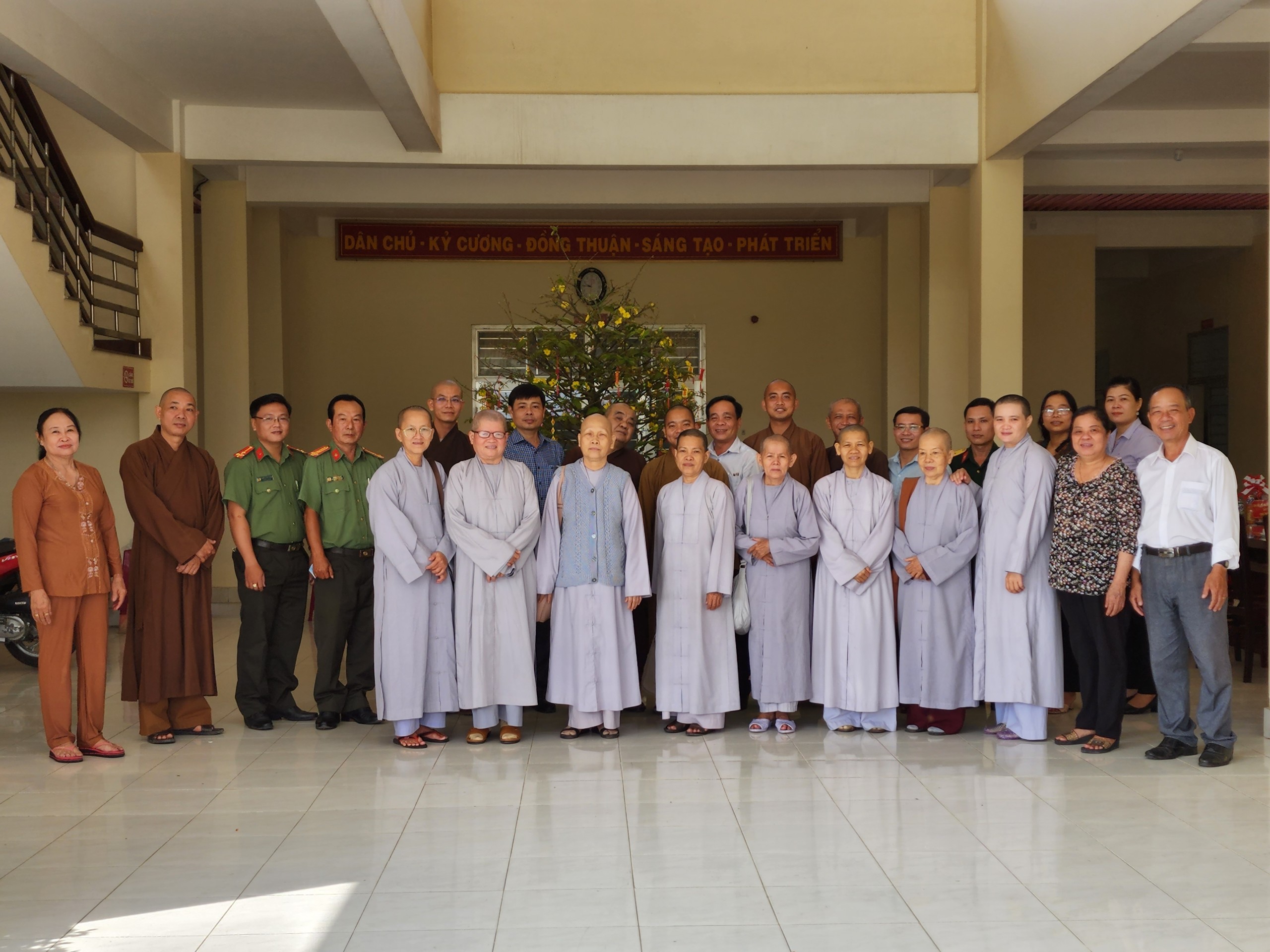 Bến Tre: BTS PG huyện Mỏ Cày Bắc chúc tết lãnh đạo Huyện Ủy, HĐND, UBND, UB MTTQVN huyện Mỏ Cày Bắc