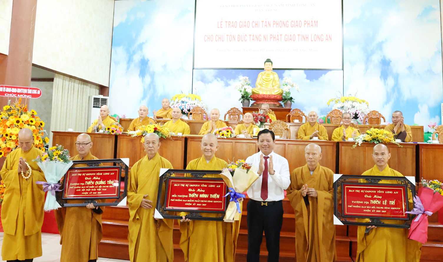 Long an: Lễ trao giáo chỉ tấn phong giáo phẩm cho chư Tôn đức Tăng, Ni Phật giáo tỉnh