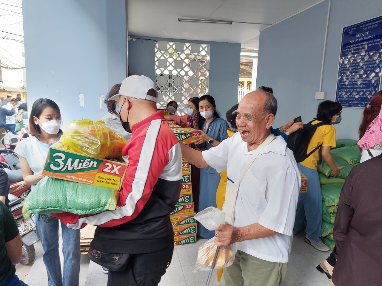 Tiền Giang: Nhóm thiện nguyện Phật tử (TP.HCM) chia sẻ yêu thương trao quà đến người khiếm thị