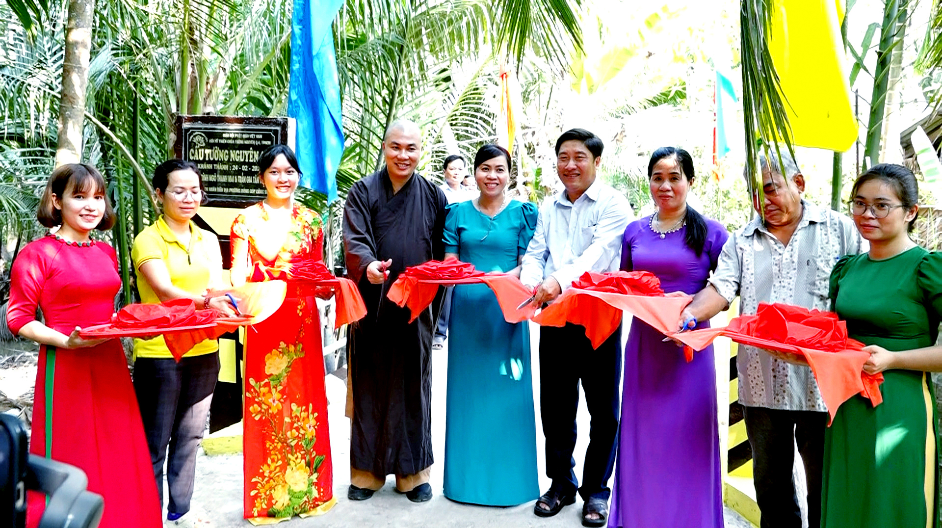 Hội từ thiện chùa Tường Nguyên khánh thành cầu bê-tông, khám bệnh, phát thuốc tại Trà Vinh và Bến Tre