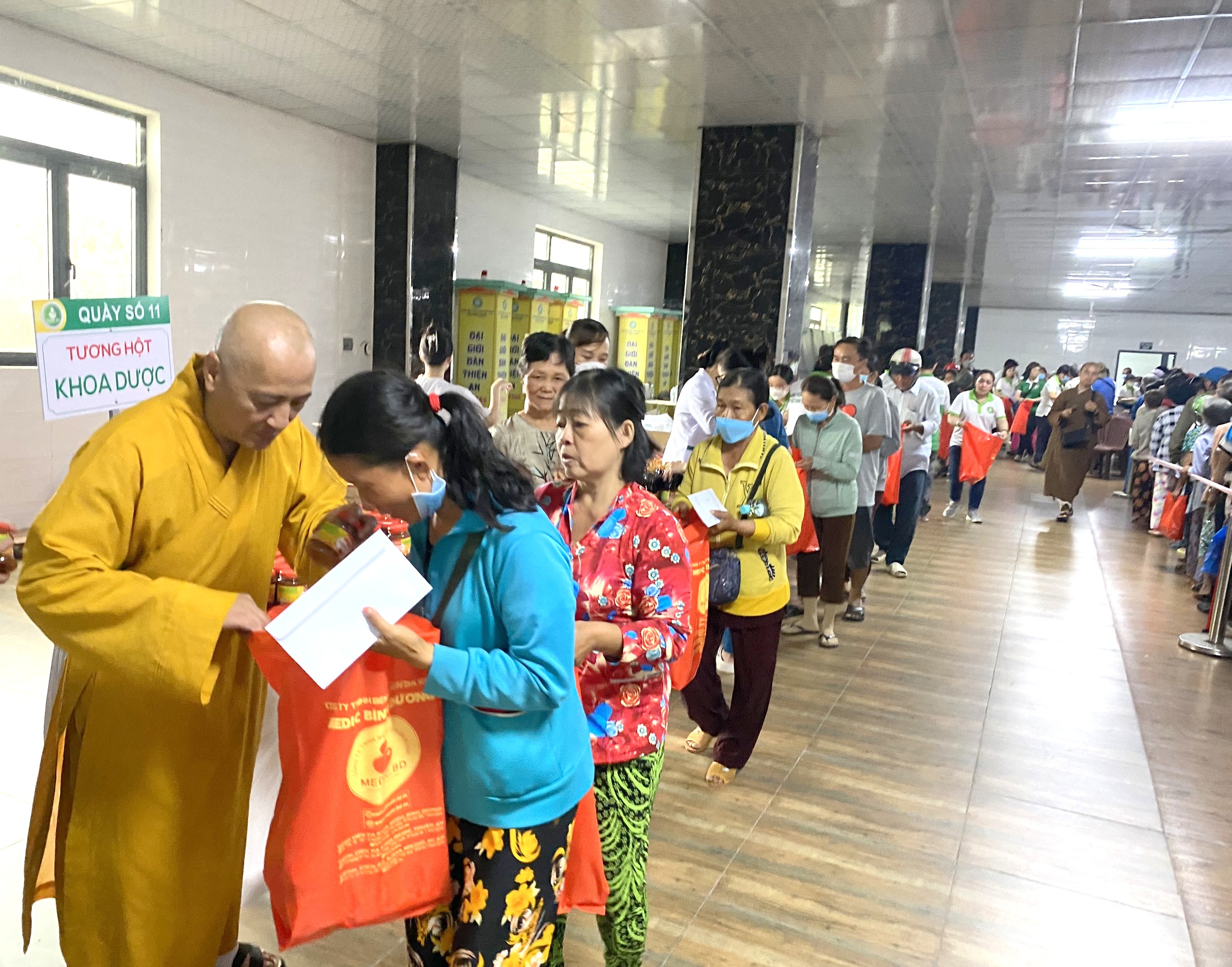 Bình Dương: Chương trình “Xuân Từ Bi” - Trao tặng 1.200 phần quà cho bà con Phật tử