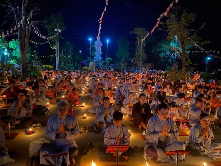 Tây Ninh: Chùa Suối Pháp khai kinh và thắp nến cầu nguyện quốc thái dân an đầu năm Quý Mão