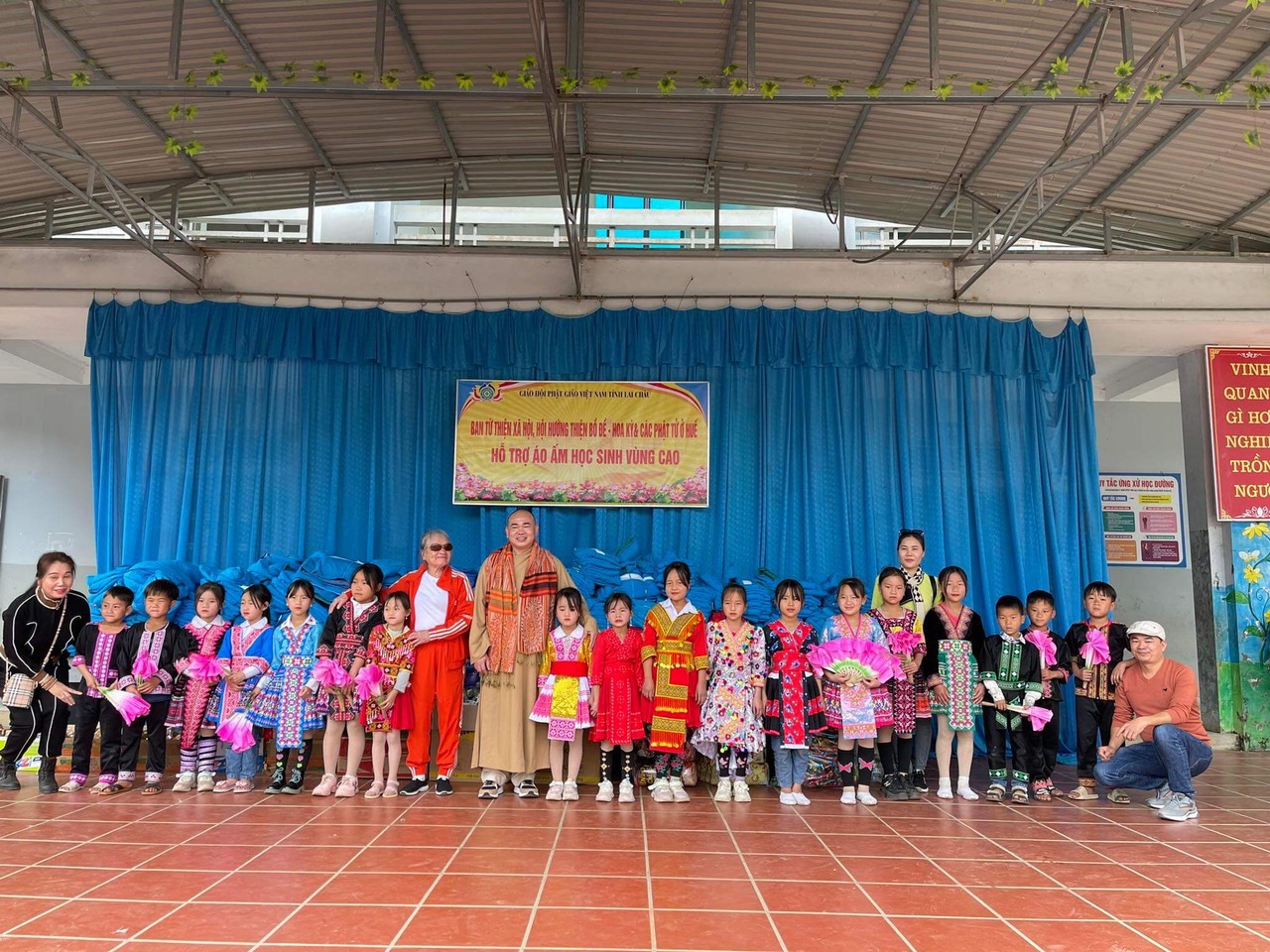 Lai Châu: Chùa Diệu Ngộ (TT-Huế) trao quà cho các em vùng sâu, vùng xa Tây Bắc