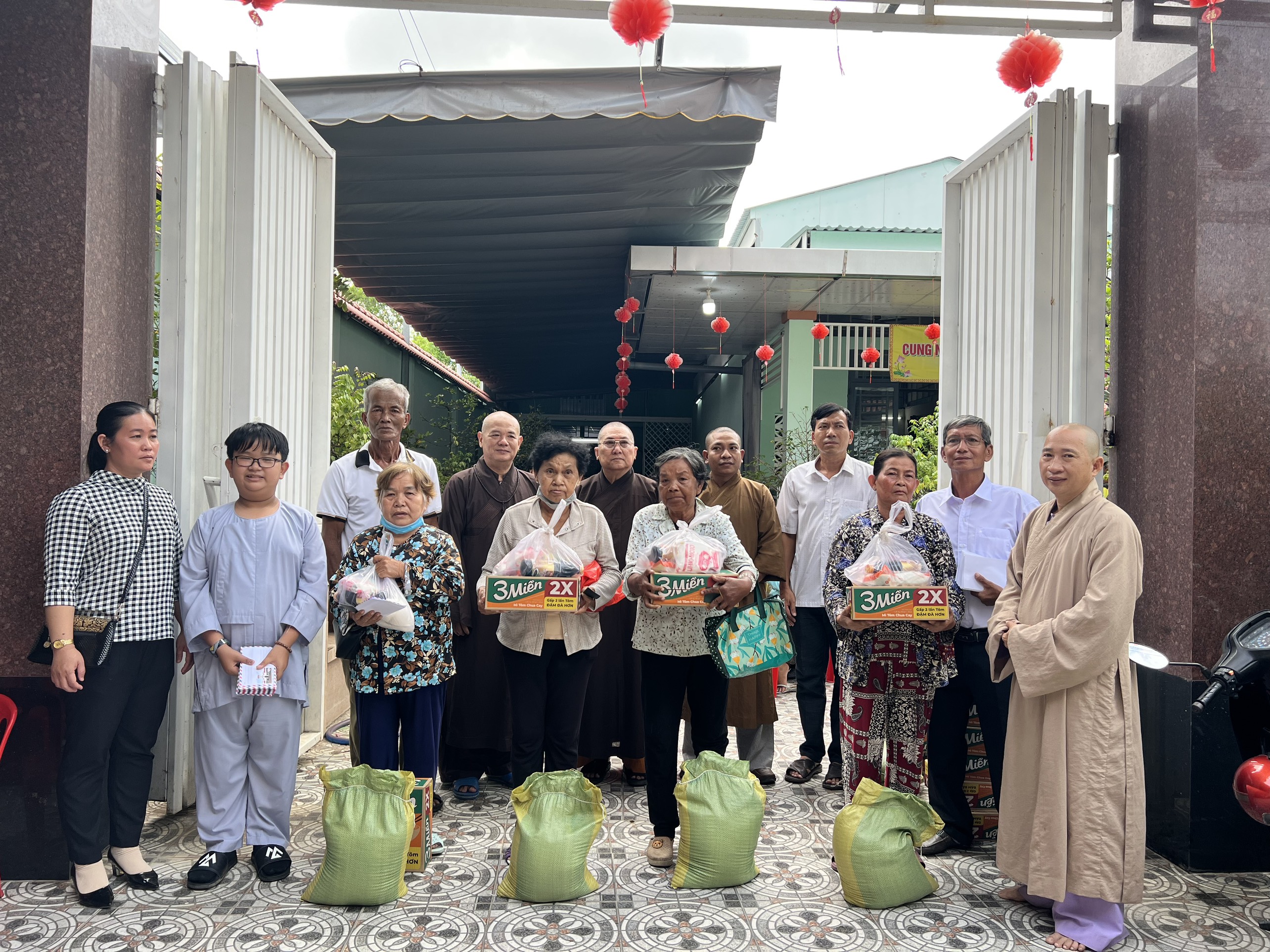 Trà Vinh: Ban từ thiện xã hội Phật giáo tỉnh trao tặng quà cho bà con có hoàn cảnh khó khăn