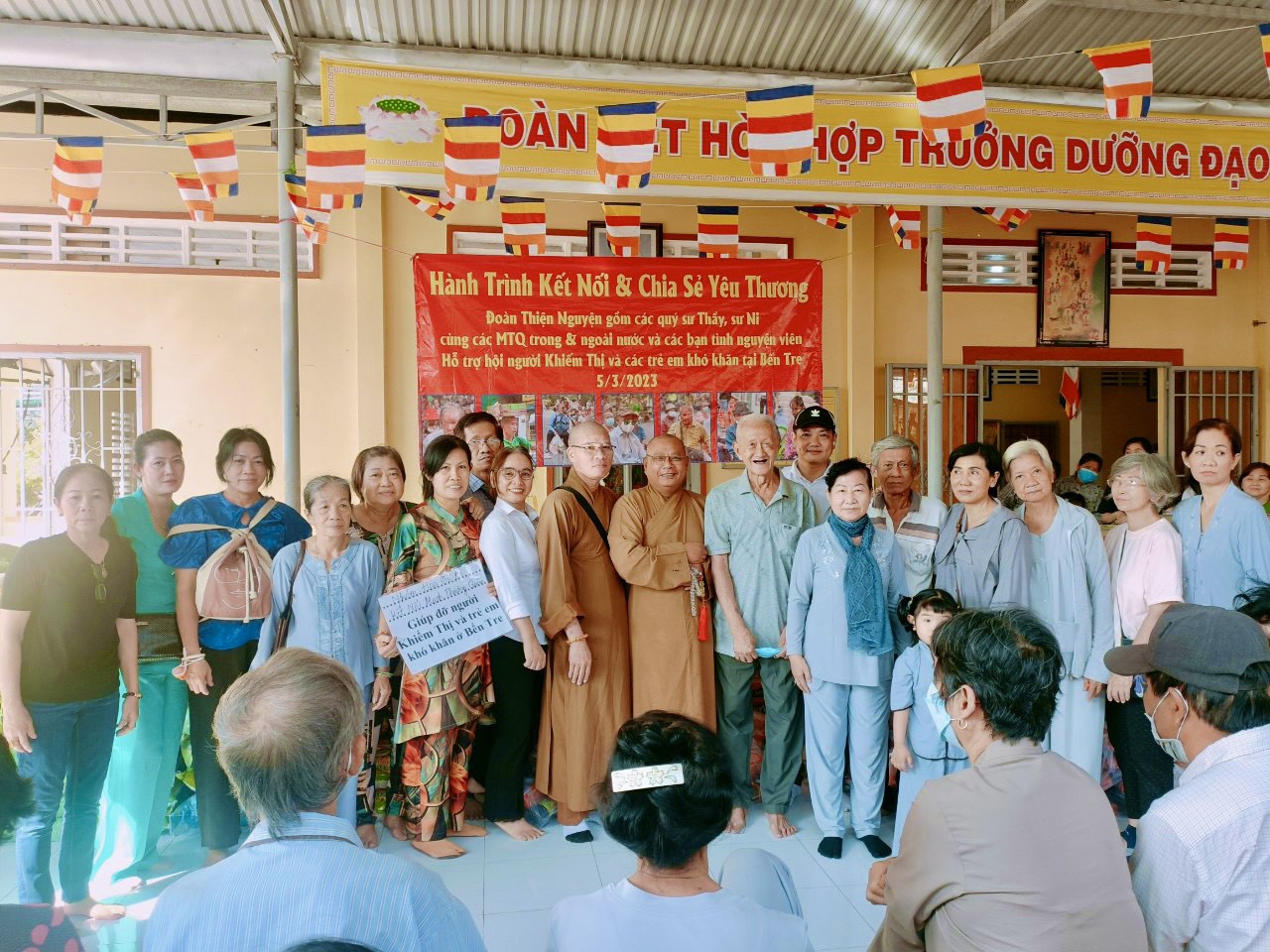 Bến Tre: Ban TT-XH PG huyện Bình Chánh trao tặng 300 phần quà cho người khiếm thị và trẻ em khó khăn tại thị trấn Mỏ Cày