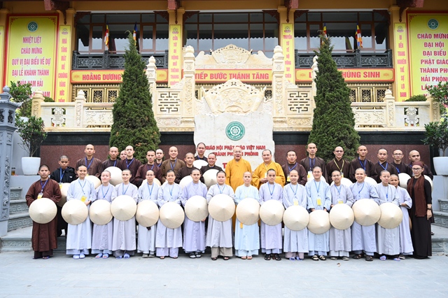 Hải Phòng: Tăng Ni sinh trường TCPH tỉnh TT-Huế thăm trụ sở BTS và giao lưu cùng Phật tử chùa Vẽ