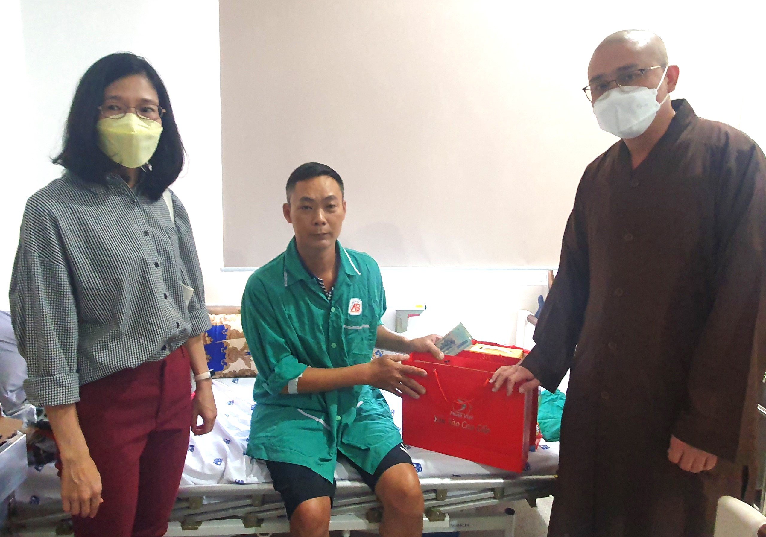 TP.HCM: Đại đức Thích Thông Chấn trao tiền hỗ trợ phẫu thuật cho bệnh nhân nghèo