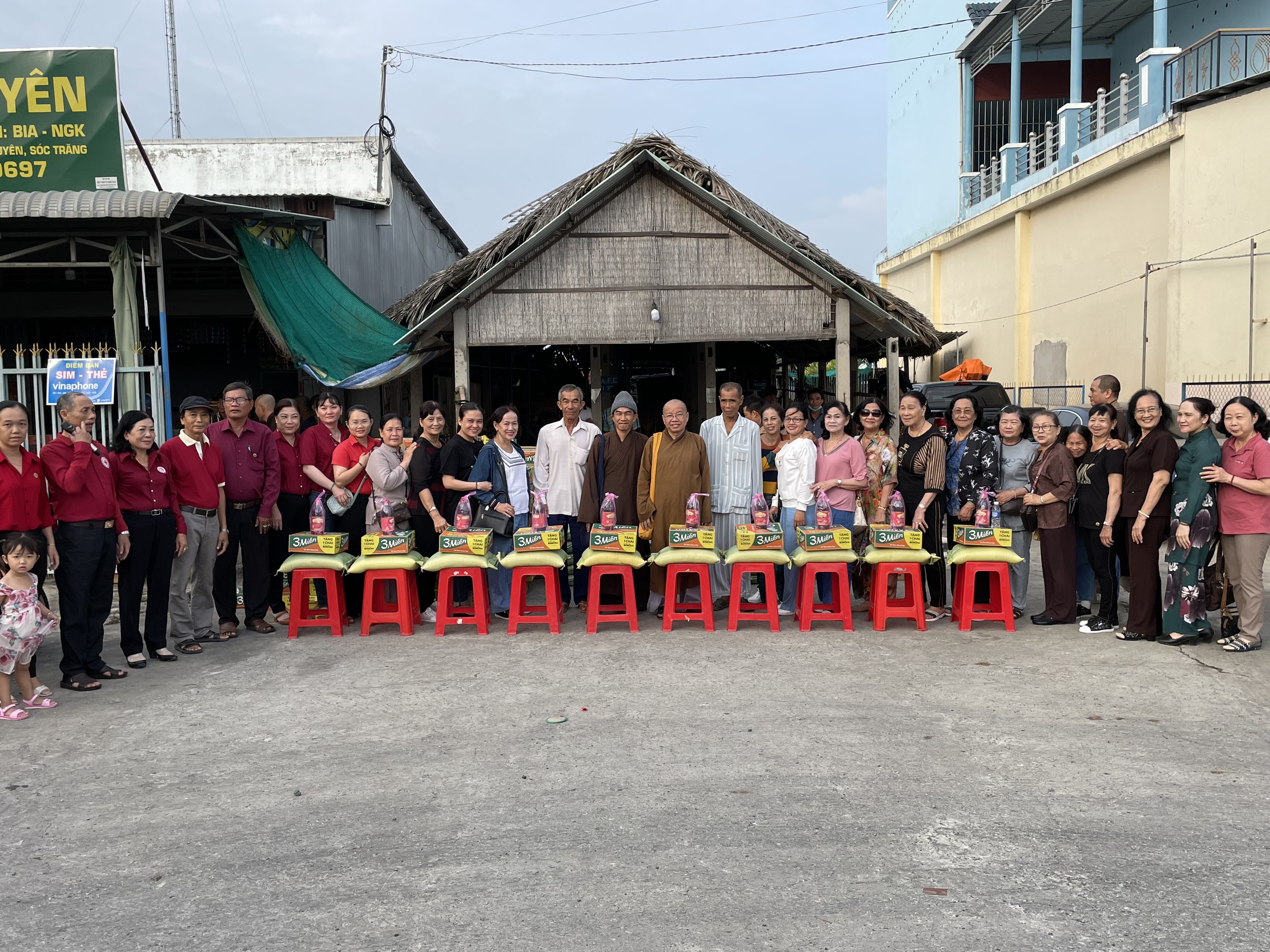 Sóc Trăng: Đoàn Ban TTXH GHPGVN tỉnh Kiên Giang tổ chức chương trình trao tặng 300 phần quà cho bà con có hoàn cảnh khó khăn tại huyện Mỹ Xuyên