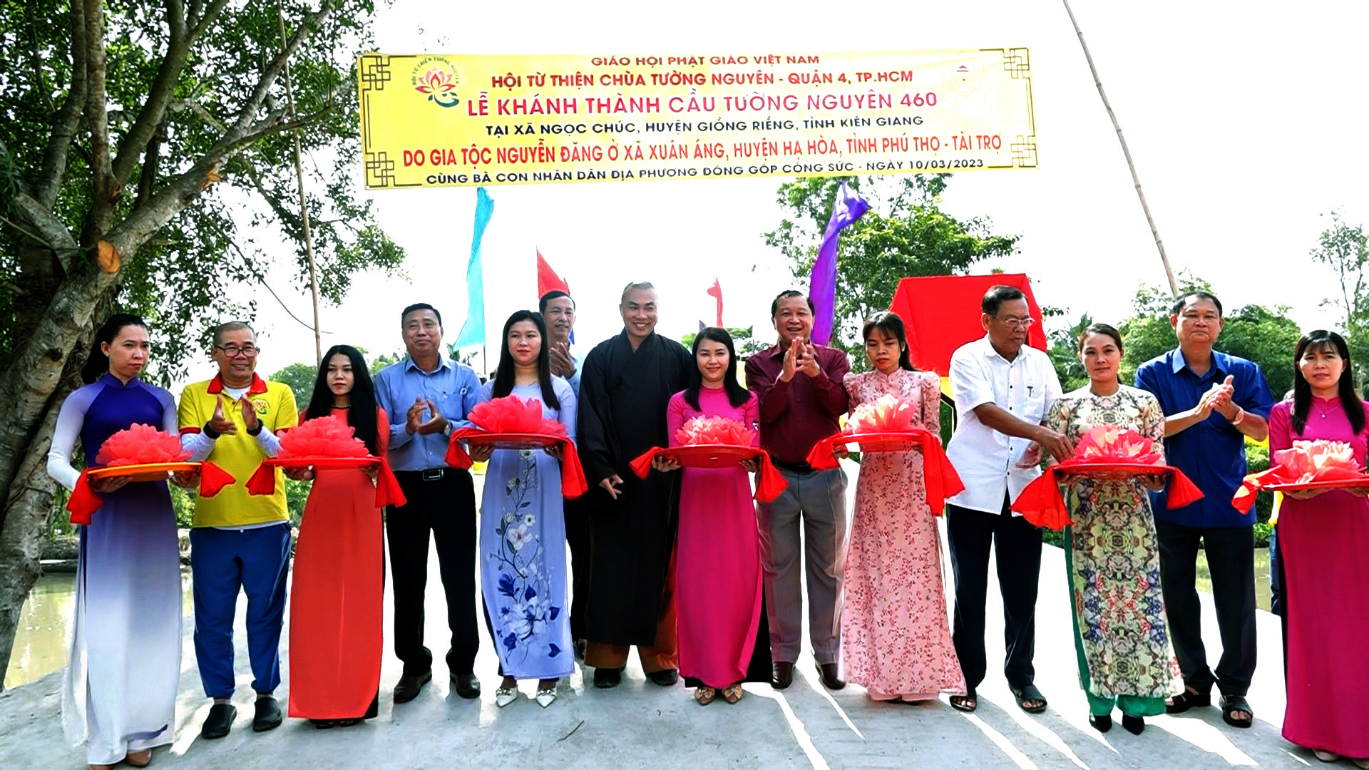 Kiên Giang: Hội từ thiện chùa Tường Nguyên (TP.HCM) khánh thành cầu bê-tông, 14 căn nhà tình thương trong tỉnh