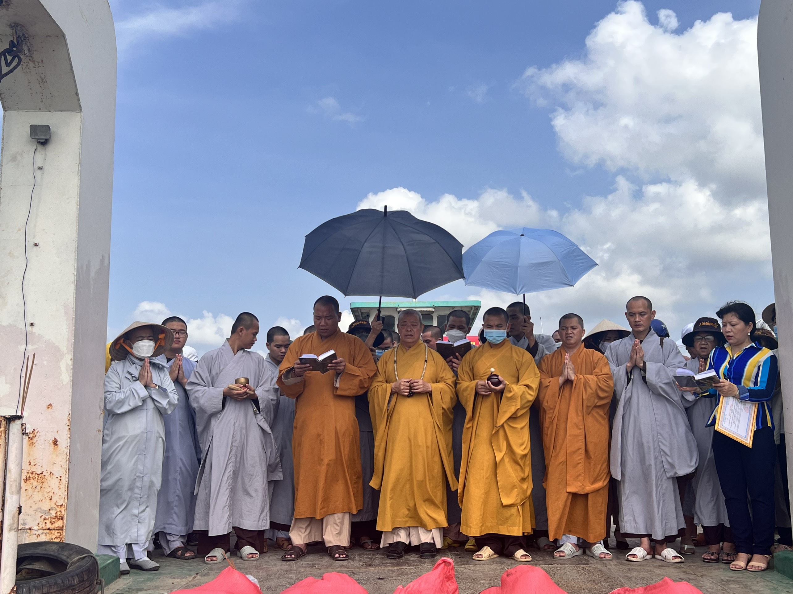 Trà Vinh: BTS GHPGVN tỉnh tổ chức phóng sanh trên sông Cồn Chim