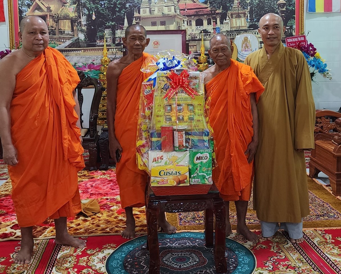 Trà Vinh: BTS GHPGVN huyện Châu Thành chúc tết Chôl Chnăm Thmây các chùa Phật giáo Nam tông