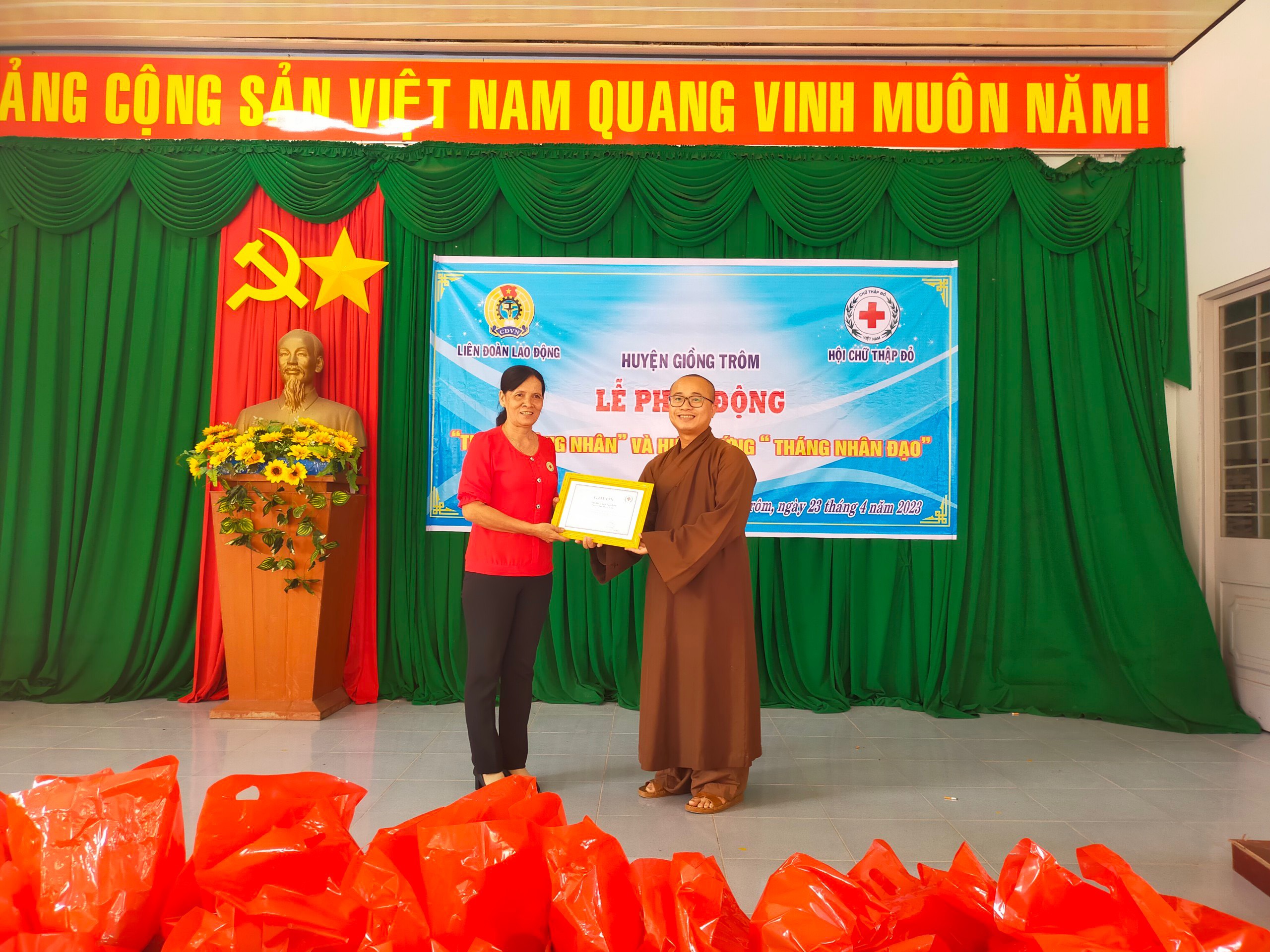 Bến Tre: Ban Từ thiện xã hội huyện Giồng Trôm hưởng ứng “tháng công nhân” và “tháng nhân đạo” năm 2023