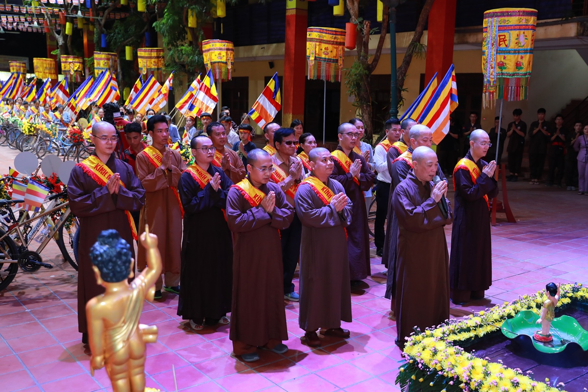 Hà Nội: Người dân Bằng Liệt hân hoan đạp xe diễu hành mừng Phật đản PL.2567