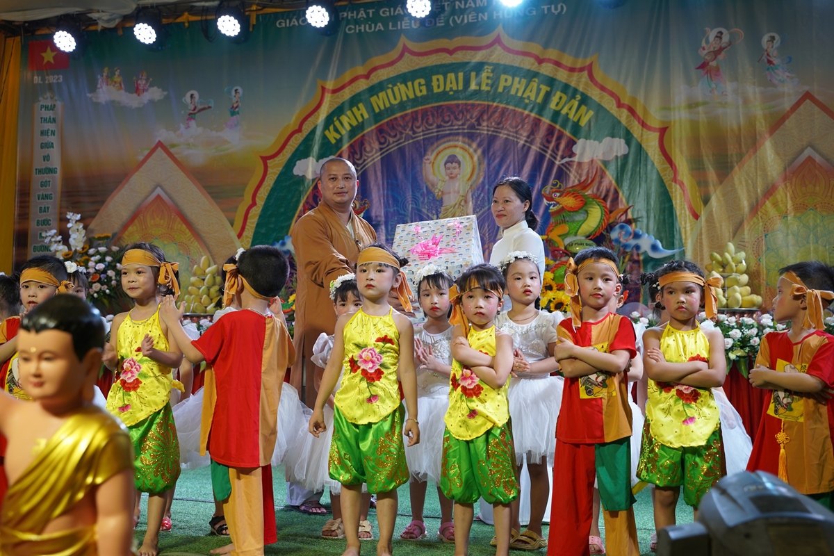 Nam Định: Đêm văn nghệ kính mừng Phật đản tại chùa Liễu Đề