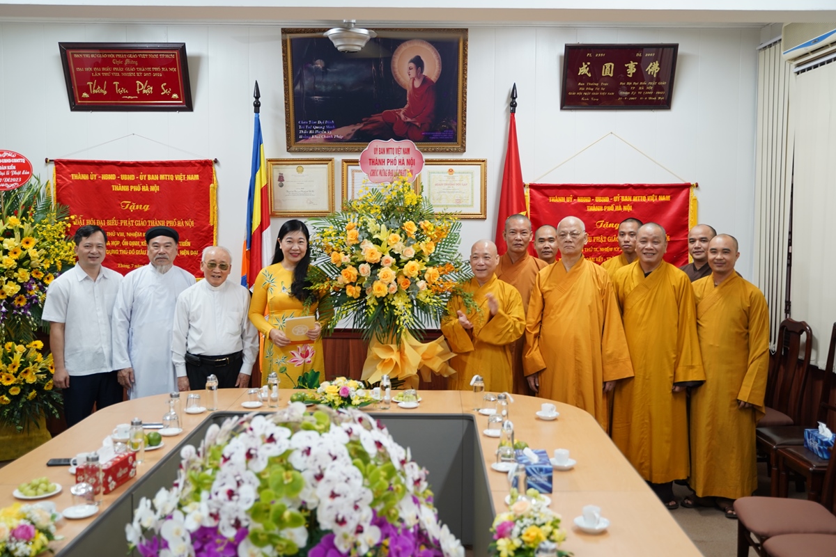 Chủ tịch Ủy ban Mặt trận Tổ quốc Việt Nam thành phố Hà Nội chúc mừng BTS Phật giáo thủ đô nhân mùa Phật đản PL.2567