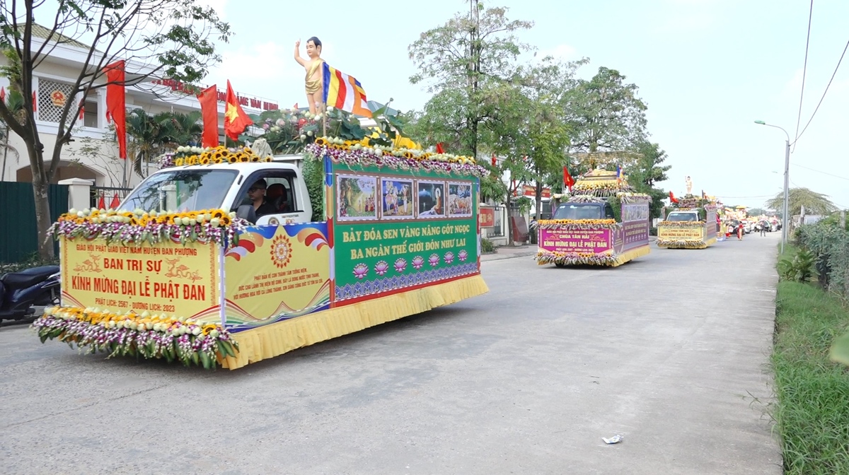 Hà Nội: BTS GHPGVN huyện Đan Phượng diễu hành xe hoa kính mừng Phật đản PL.2567