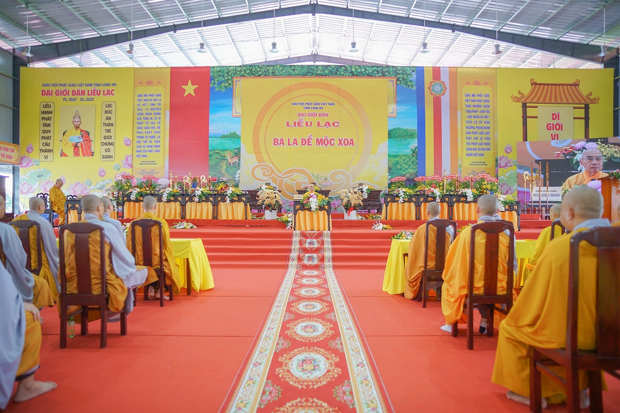 Long An: Chư Tôn đức Ban Tổ chức chia sẻ pháp thoại đến các giới tử