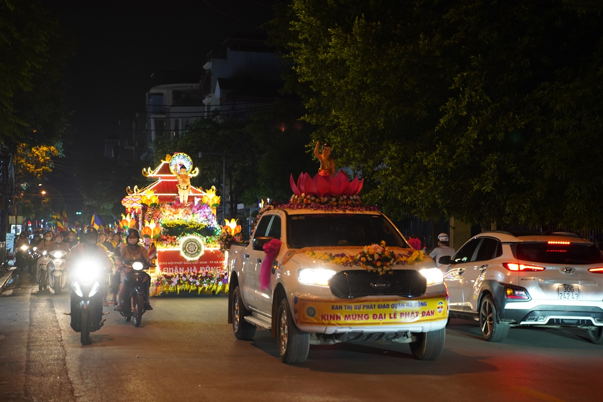 Hà Nội: Ban trị sự Phật giáo quận Hà Đông diễu hành xe hoa rước Phật kính mừng Phật đản PL.2567