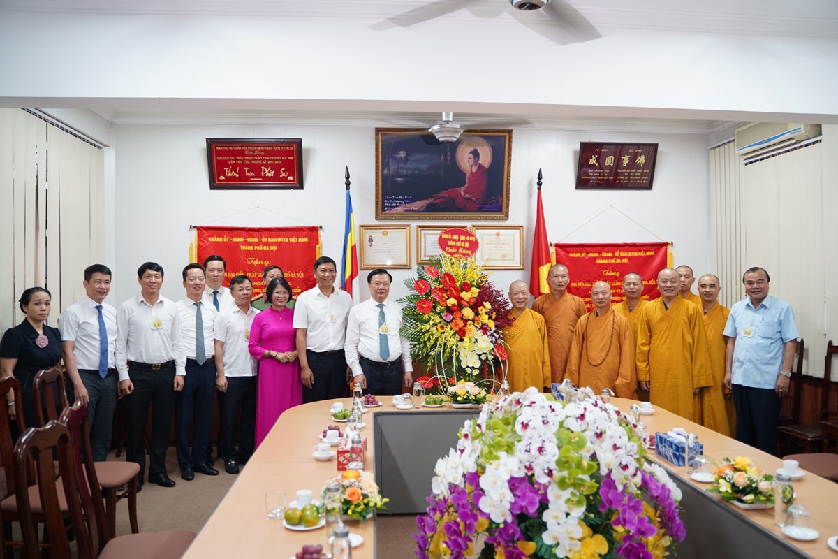 Hà Nội: Bí thư Thành uỷ chúc mừng mùa Phật đản PL.2567 tới BTS GHPGVN thủ đô