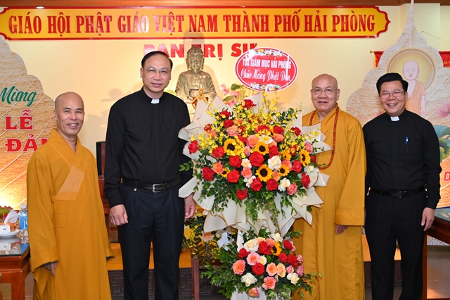 Hải Phòng: Tòa Giám mục Hải Phòng thăm chúc mừng Phật đản BTS GHPGVN thành phố