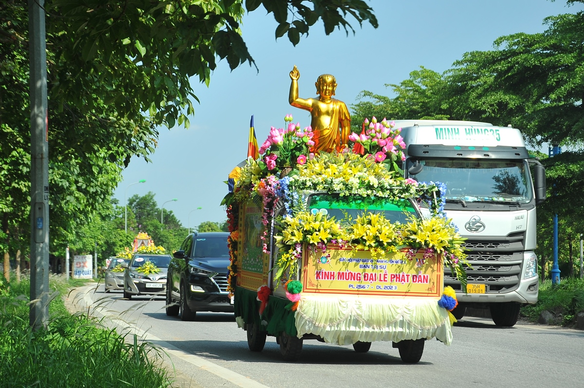Hà Nội: BTS PG huyện Mê Linh tổ chức diễu hành xe hoa kính mừng Đại lễ Phật đản PL.2567 – PL.2023