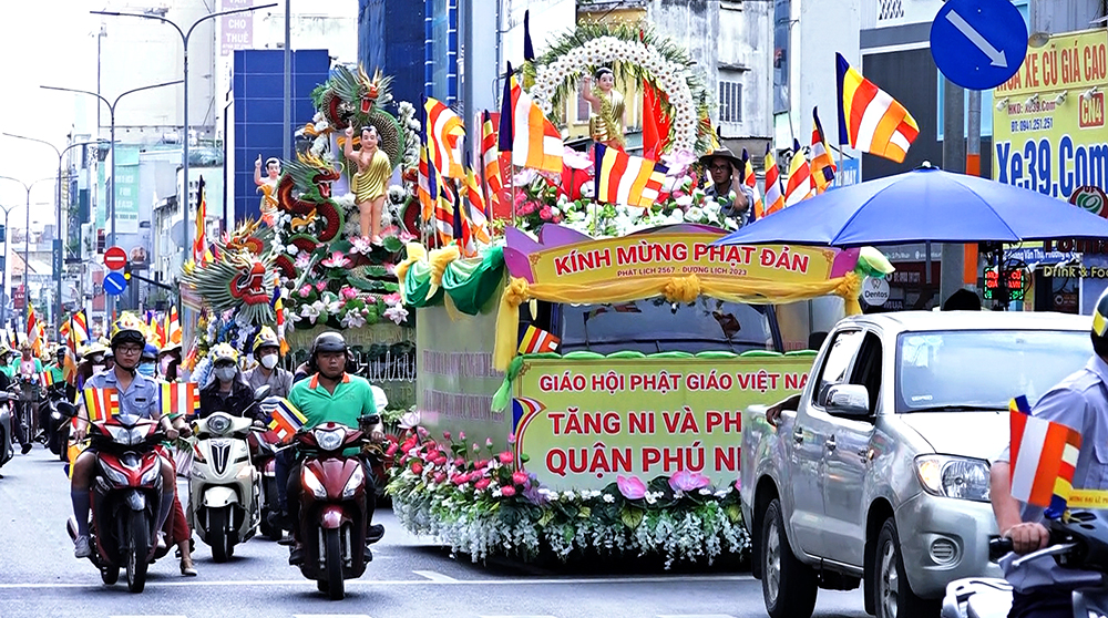 TP.HCM: Phật giáo quận Phú Nhuận diễu hành xe hoa mừng Phật đản PL.2567