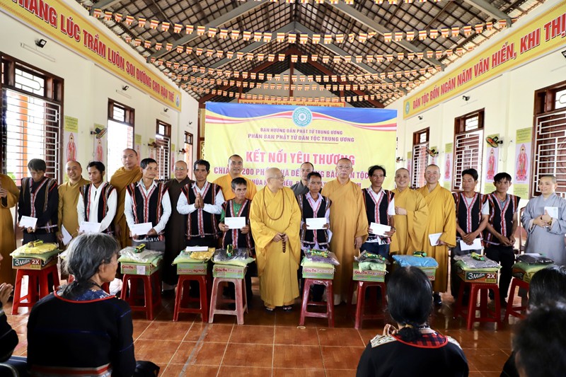 Kon Tum: Phân ban Phật tử Dân tộc Trung ương trao tặng 200 phần quà đến đồng bào Jrai tại địa phương