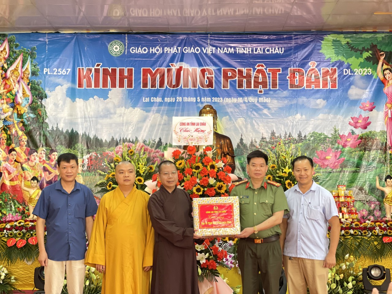 Lai Châu: Ban Giám đốc Công an tỉnh thăm chúc mừng Phật đản Ban Trị sự GHPGVN tỉnh